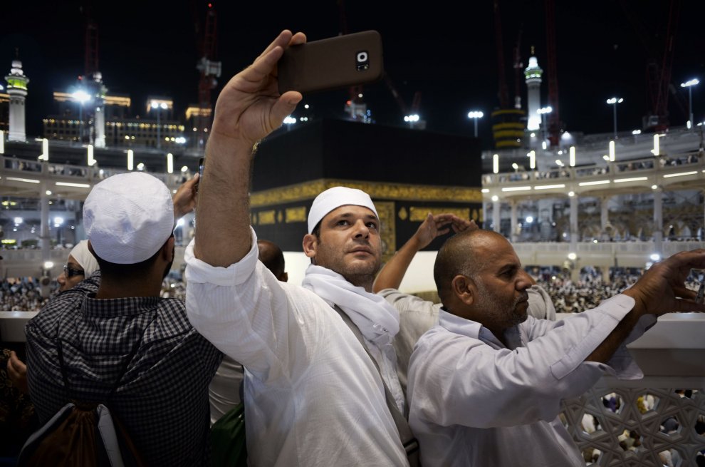 Saudi Arabia bans selfies, photos and videos at Islam's holiest sites